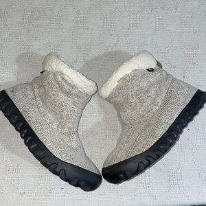 Bogs Women’s Ankle Boots Size 8 M Beige Fabric Warmth Winter Snow